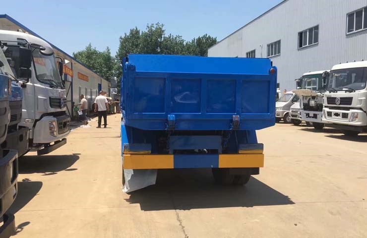 東風D7多利卡6-8立方密封自卸式垃圾車